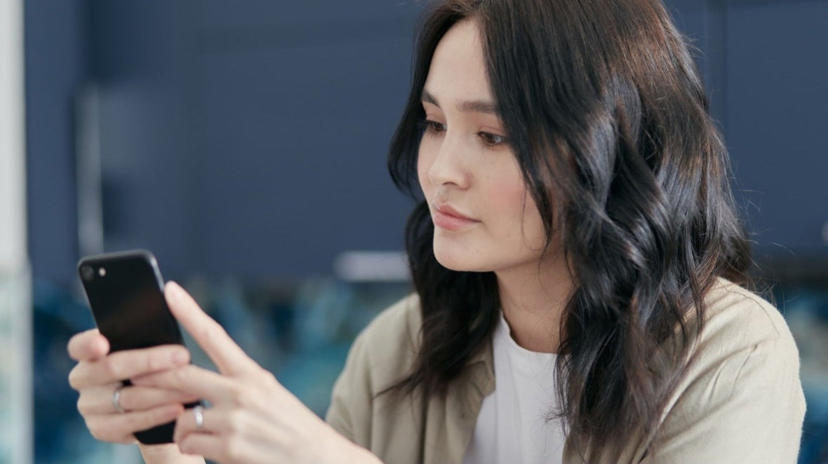 Virtual assistant managing live customer chats remotely from a mobile device