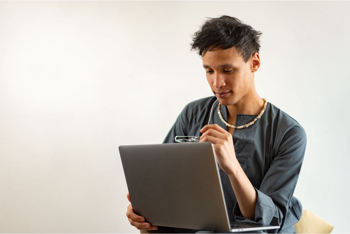 Remote virtual assistant using a laptop