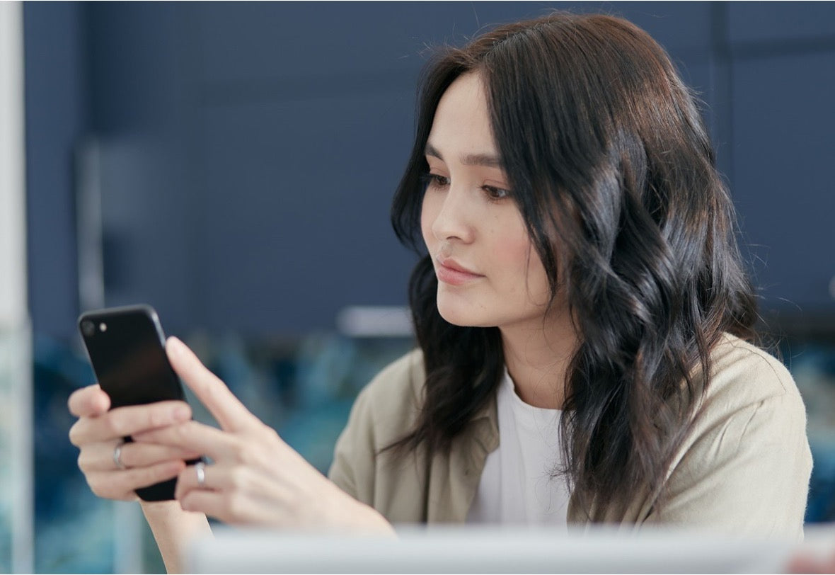 Virtual assistant managing live customer chats remotely from a mobile device