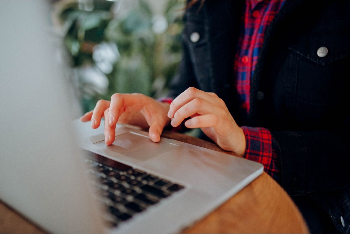 Virtual assistant using a laptop